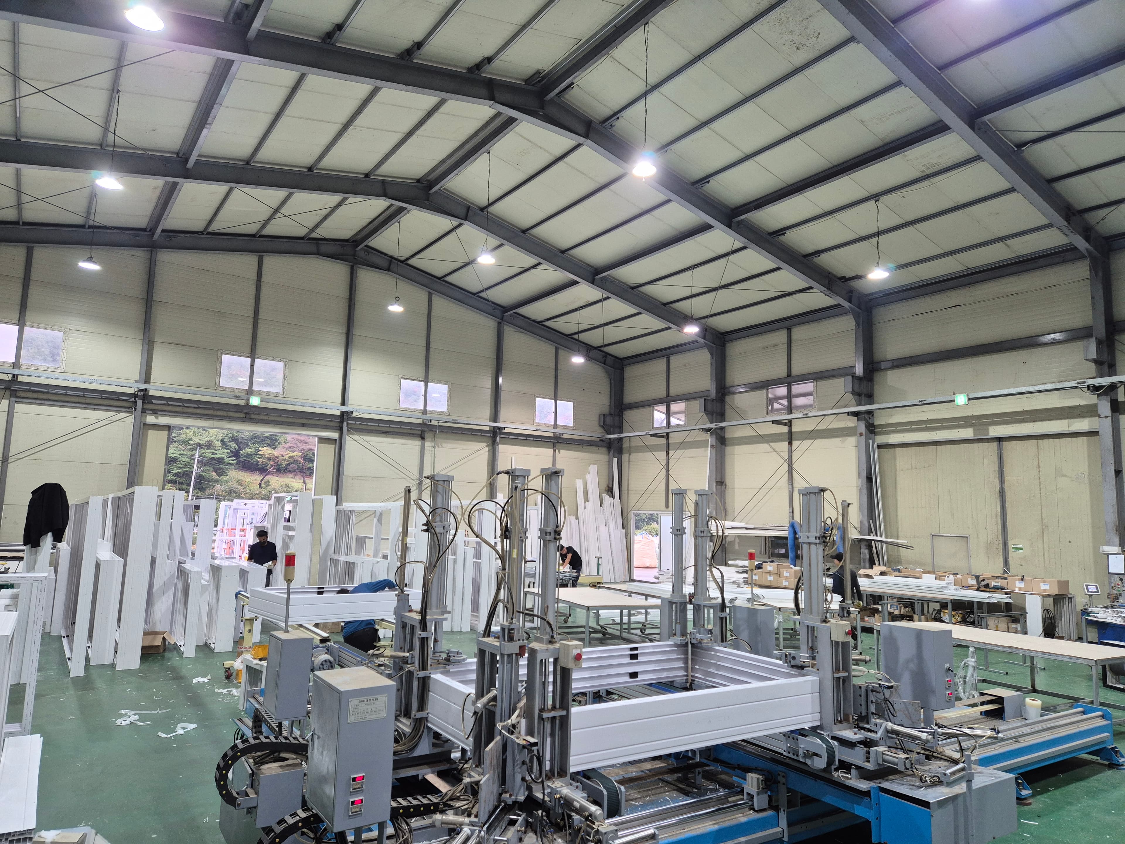 창호 생산 라인