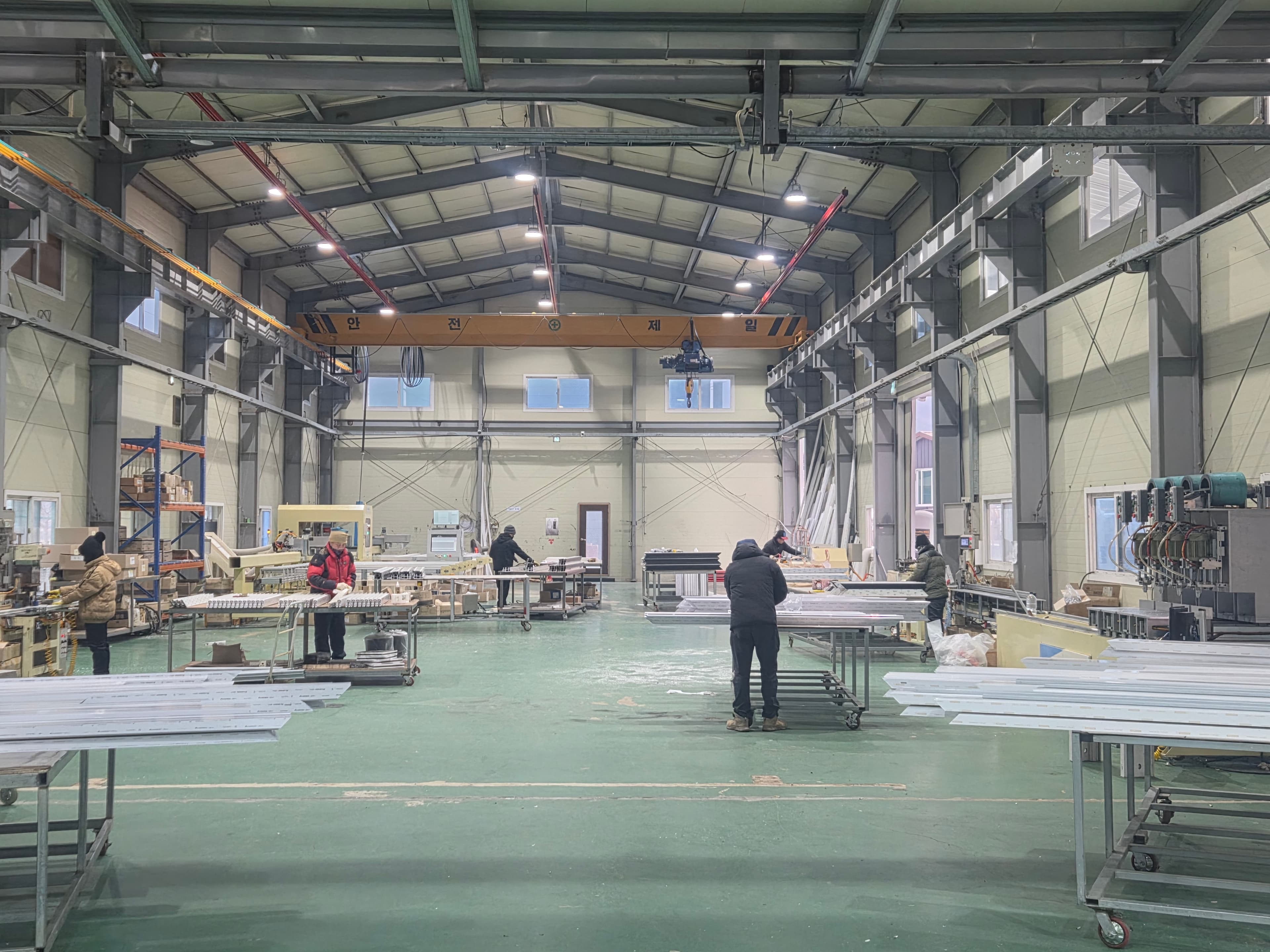 공장 내부 전경